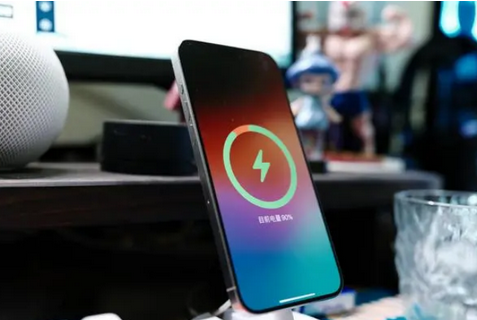 锡山苹果15换屏服务分享用什么充电器给iPhone15充电更好 